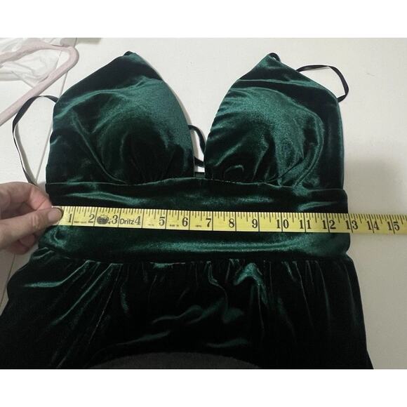 Windsor Woman’s Medium Green Plung Neck Velvet Maxi Dress Criss Cross Open Back - Picture 12 of 13